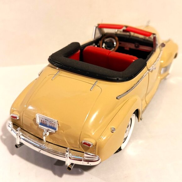 Welly 1:18 Scale 1941 Chevy Special Deluxe Cream Convertible Diecast Model Car - Picture 3 of 13